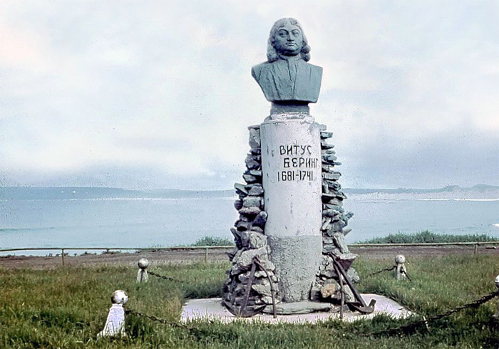 Командорские острова - памятник Берингу